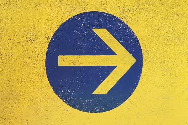Arrow pointing to the right, in a circle