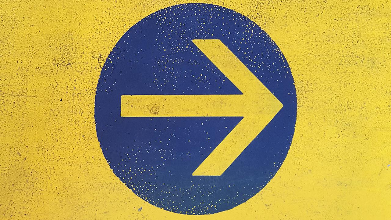 Arrow pointing to the right, in a circle
