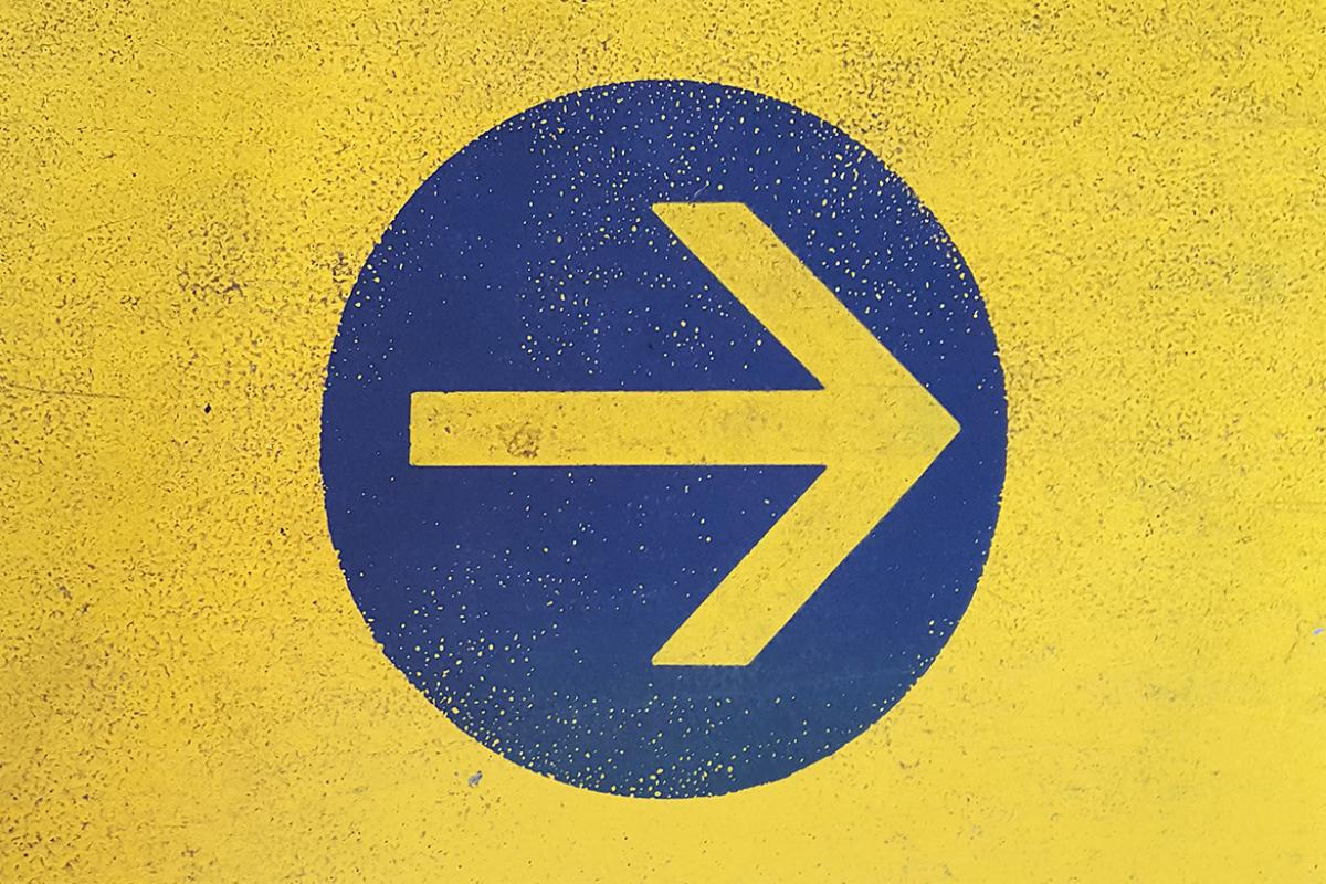 Arrow pointing to the right, in a circle
